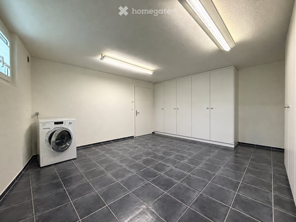 Ruhige Gewerbeeinheit mit Büro, Lager und Sauna in Baar 10
