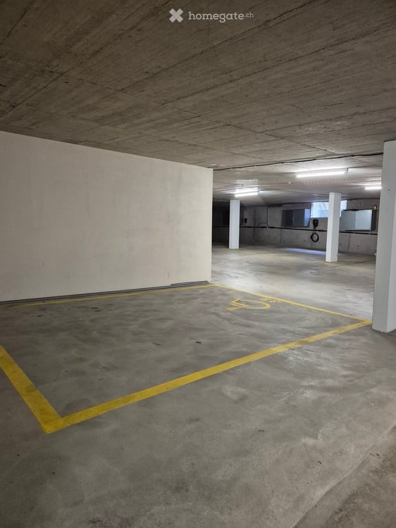 aussergewöhnlich grosser Einstellplatz in Tiefgarage 3