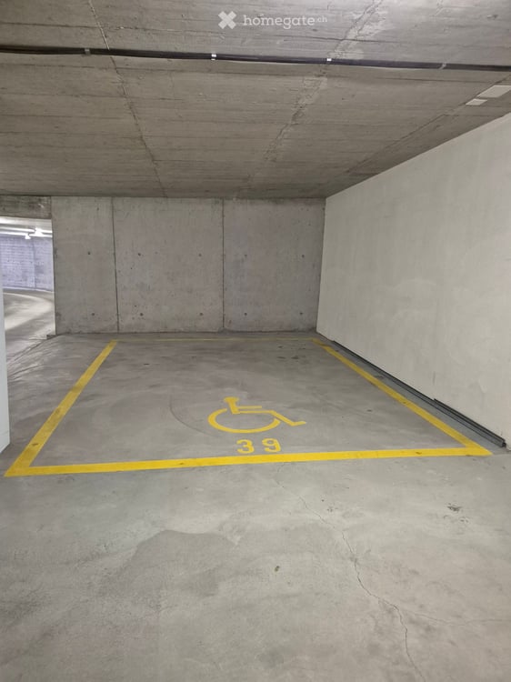 aussergewöhnlich grosser Einstellplatz in Tiefgarage 2