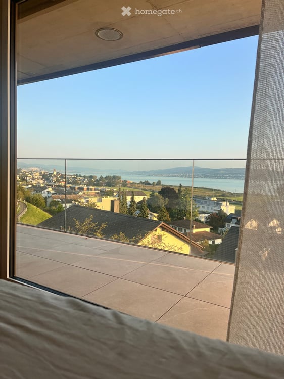 Hochwertig möblierte 3.5-Zimmer-Wohnung mit See- und Bergsicht