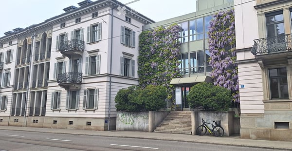 Helle und flexible Büros mit Parkplätzen im Haus