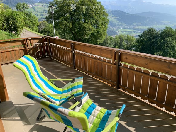 Gemütliche 2.5-Zimmer-Wohnung mit Panoramablick in Luven, Graubünden 2