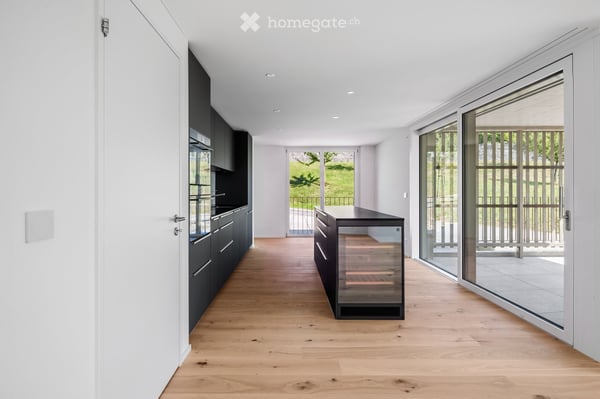 Erdgeschosswohnung mit 70 m² eigenem Garten, Sauna, Smart Home und 2 Einstellplätzen
