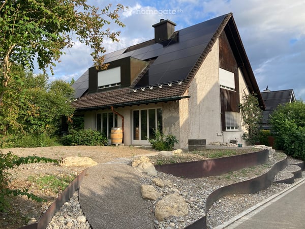 freistehendes Einfamilienhaus mit Naturgarten in Uerikon