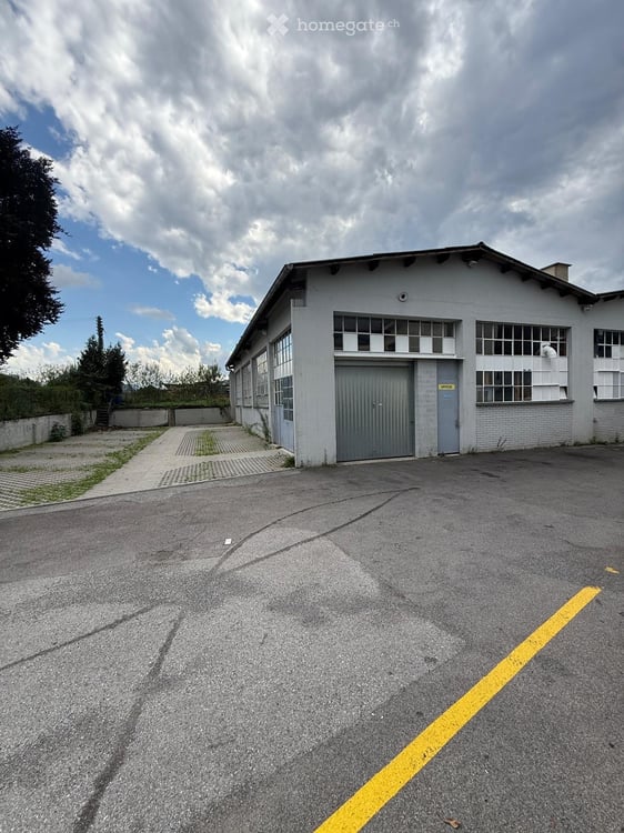 CADEMPINO – DEPOSITO/MAGAZZINO 250 M² CON AMPIO PIAZZALE – VICINO ALL’AUTOSTRADA 1