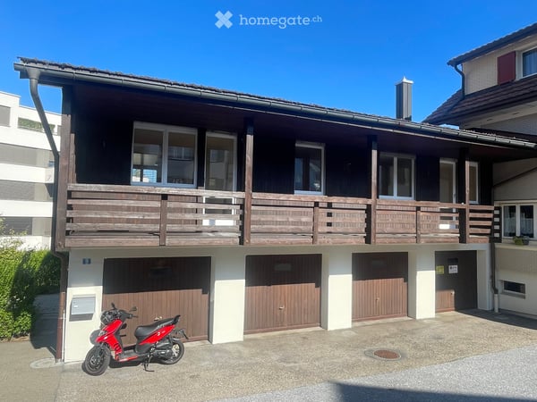 Charmanter Hausteil mit Südbalkon und grossem privatem Sitzplatz im Herzen von Schindellegi