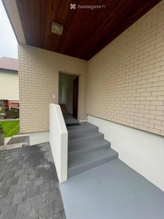 Charmanter Hausteil mit Südbalkon und grossem privatem Sitzplatz im Herzen von Schindellegi 12