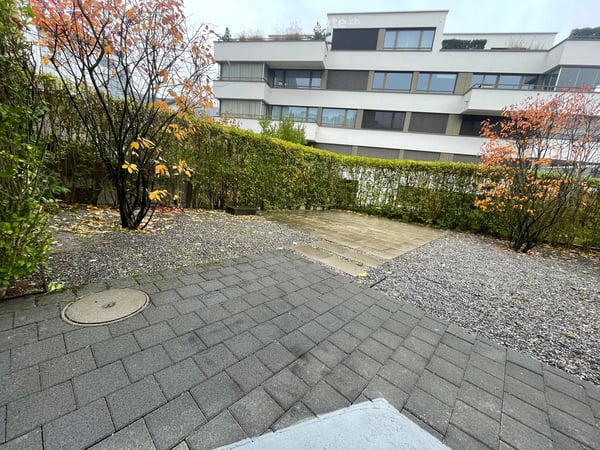 Charmanter Hausteil mit Südbalkon und grossem privatem Sitzplatz im Herzen von Schindellegi 2