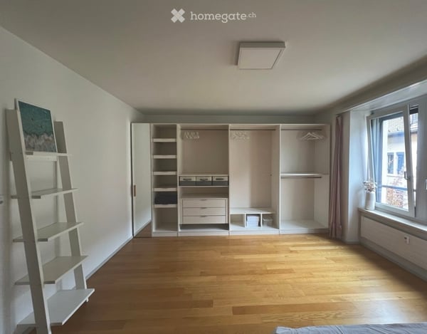 Spacious 4.5-room apartment with balcony in vibrant Zürich Kreis 5 2