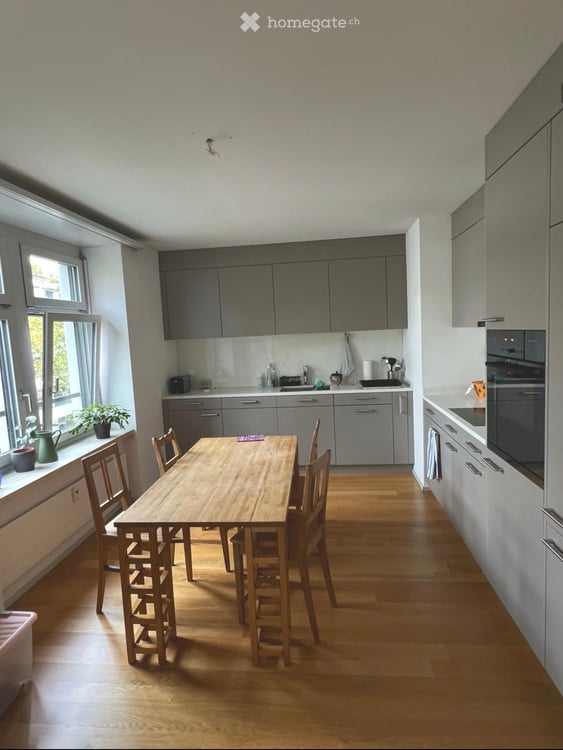 Spacious 4.5-room apartment with balcony in vibrant Zürich Kreis 5 4