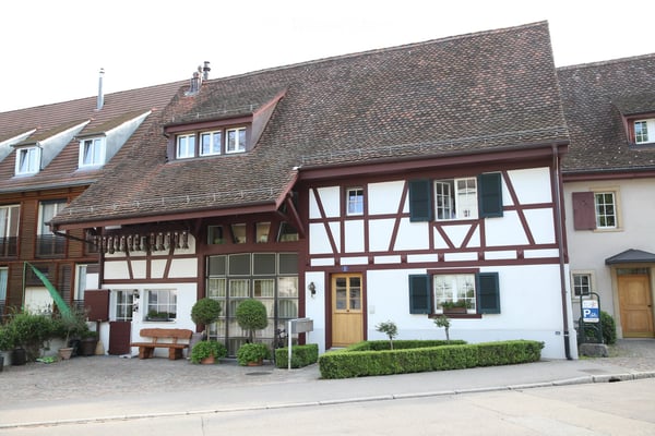 Wohnen mit Geschichte: Grosszügige 3½-Zimmer-Wohnung mit gedecktem Balkon