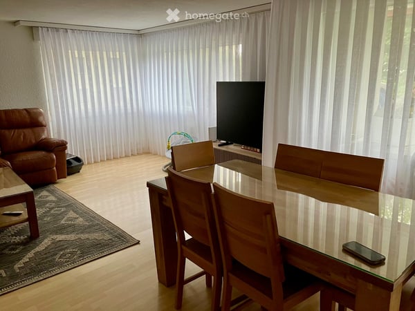 Grosszügige 5½-Zimmer-Wohnung mit Balkon und Einstellhallenplatz in Rüfenacht