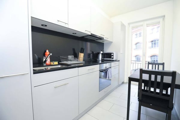 Helle 2.5 Zimmer Wohnung nähe Sihlcity 24