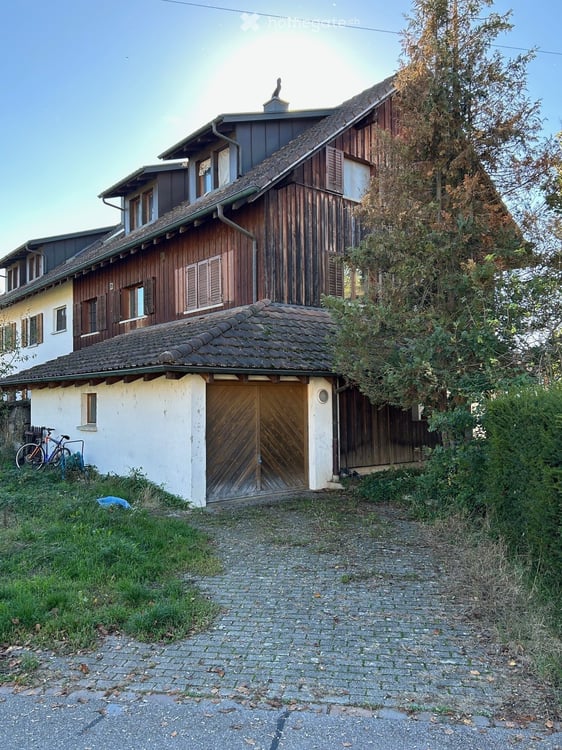 Einseitig angebautes Einfamilienhaus und Garage in Kleindöttingen 3