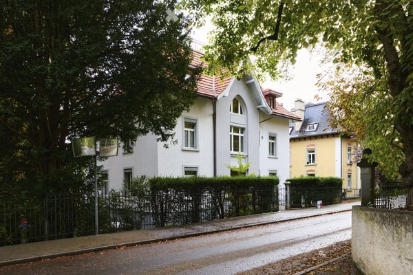 4.5 Zimmer Altbauwohnung mit Balkon und Weitblick am Rosenberg 2