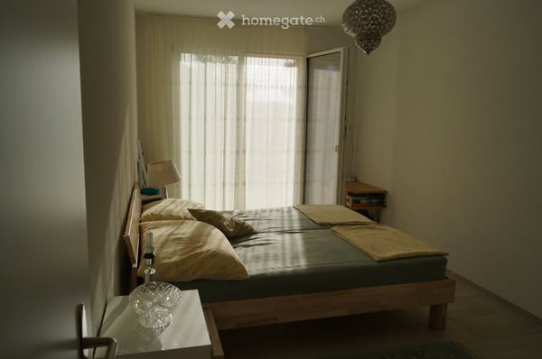 Schöne, moderne 2 ½ Zimmer Wohnung mit  grosszügigem Sitzplatz und Gartenanteil im Sonderrecht 5