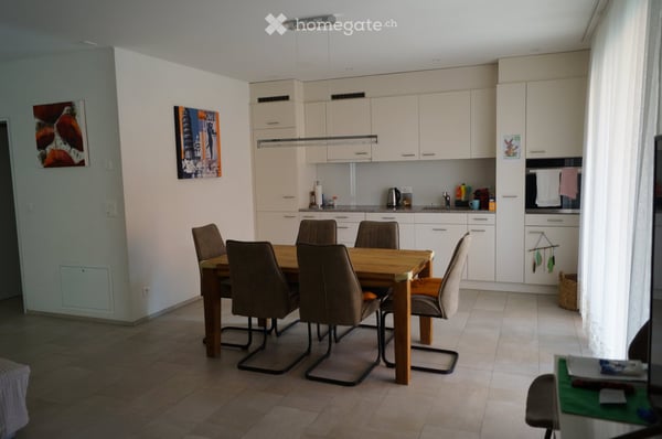 Schöne, moderne 2 ½ Zimmer Wohnung mit  grosszügigem Sitzplatz und Gartenanteil im Sonderrecht 1