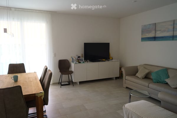 Schöne, moderne 2 ½ Zimmer Wohnung mit  grosszügigem Sitzplatz und Gartenanteil im Sonderrecht 2