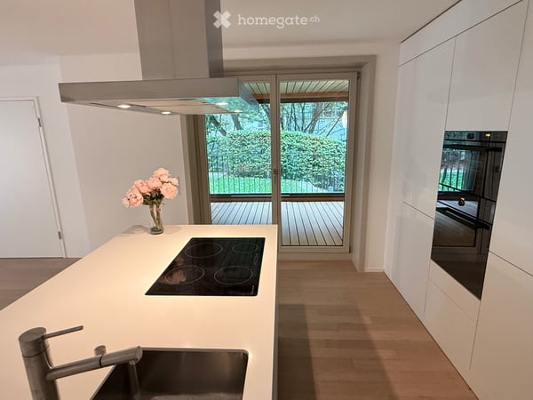 Elegant 3.5-Room Apartment in Zurich-Enge with two Loggias 8
