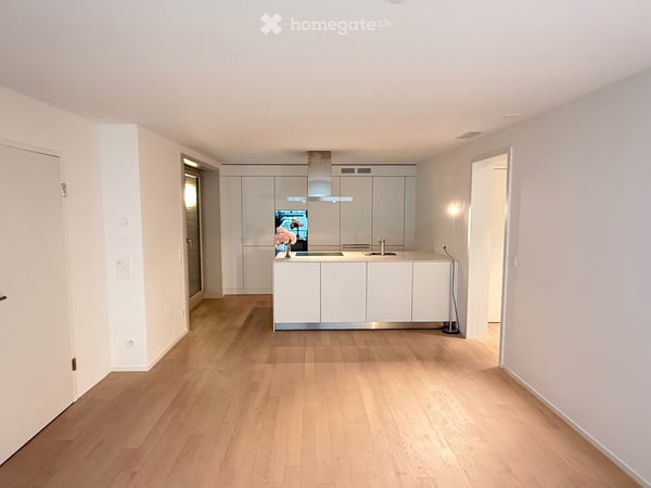 Elegant 3.5-Room Apartment in Zurich-Enge with two Loggias 2