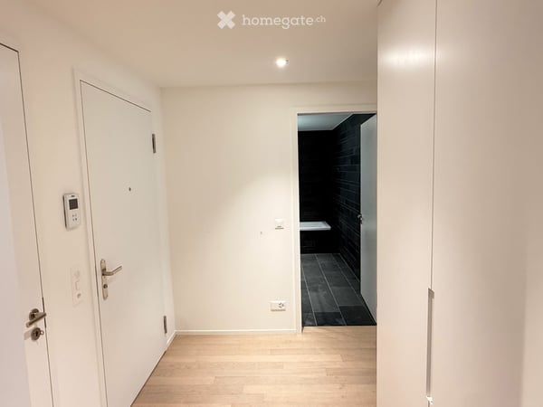 Elegant 3.5-Room Apartment in Zurich-Enge with two Loggias 4