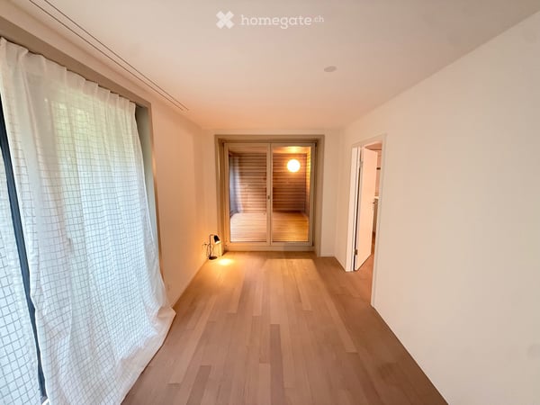 Elegant 3.5-Room Apartment in Zurich-Enge with two Loggias 10