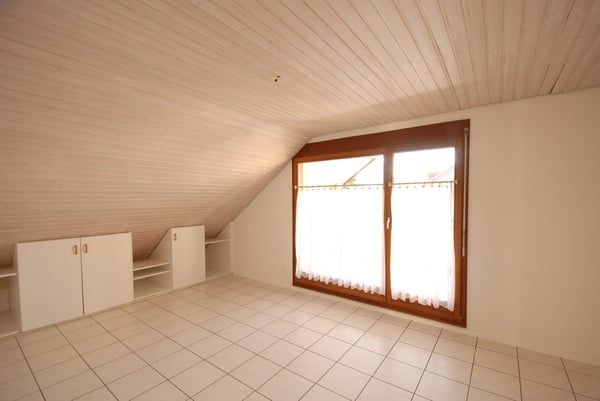 Grosszügige 4½-Zimmer-Dachwohnung mit Wintergarten & Cheminée in Reinach 10