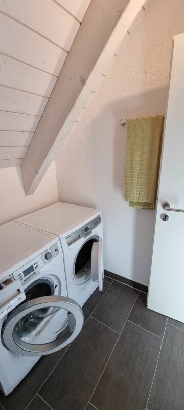 4-Zi. Dachgeschoss-Wohnung - MÖBLIERT