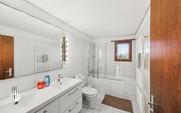 ImmoWyss - Architektonisch ansprechendes Chalet über dem Thunersee 9