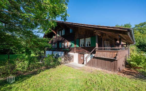 ImmoWyss - Urchiges Chalet mit grosser Baulandreserve und Niesenblick 1