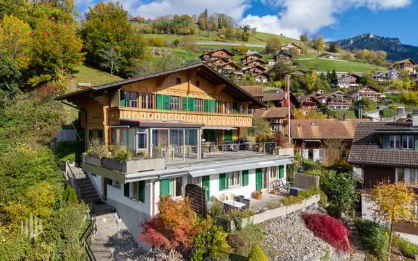 ImmoWyss -  Dreifamilienhaus mit Charme und unvergleichlicher Aussicht 1