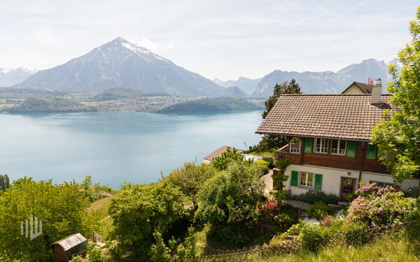 ImmoWyss -  2-Familien-Chalet mit unendlich schöner See- und Bergsicht 2