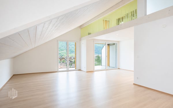 ImmoWyss -  Moderne Dachwohnung mit Galerie und traumhaftem Seeblick 2