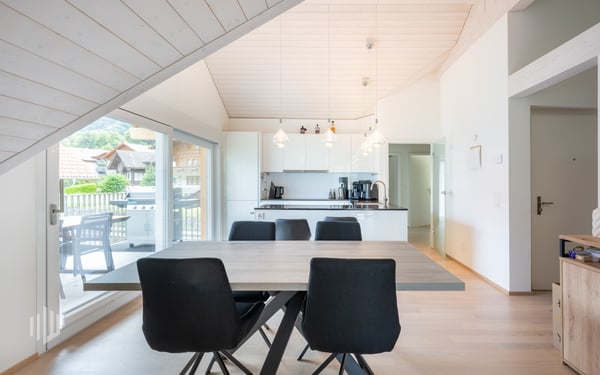 ImmoWyss - Moderne Dachwohnung mit Sicht auf See und Berge in Bönigen 2