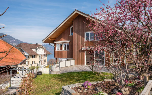 ImmoWyss - Ihr grosszügiges Zuhause mit Aussicht auf See und Berge 1