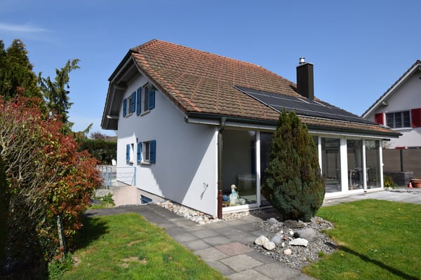 Familienfreundliches 5.5-Zimmer-Einfamilienhaus mit Pool 1
