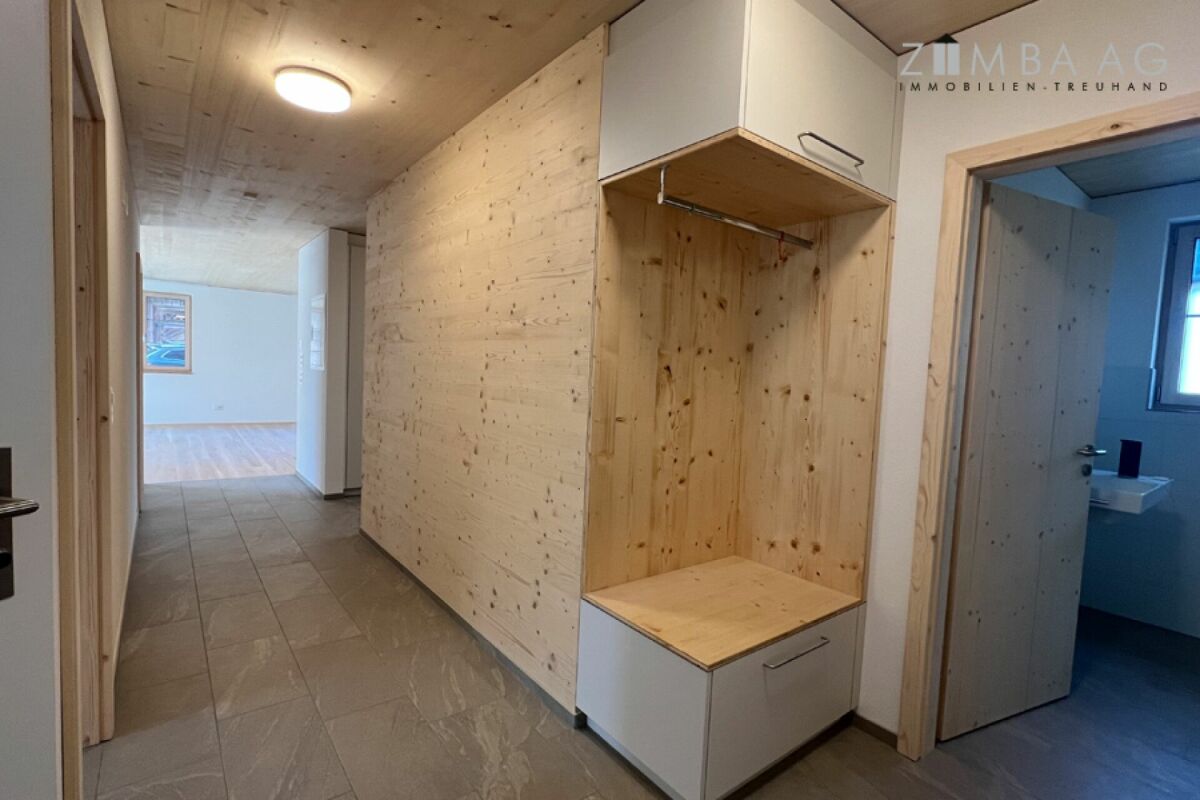 Auf dem Land, im neuen Dreifamilienhaus mit Lift
