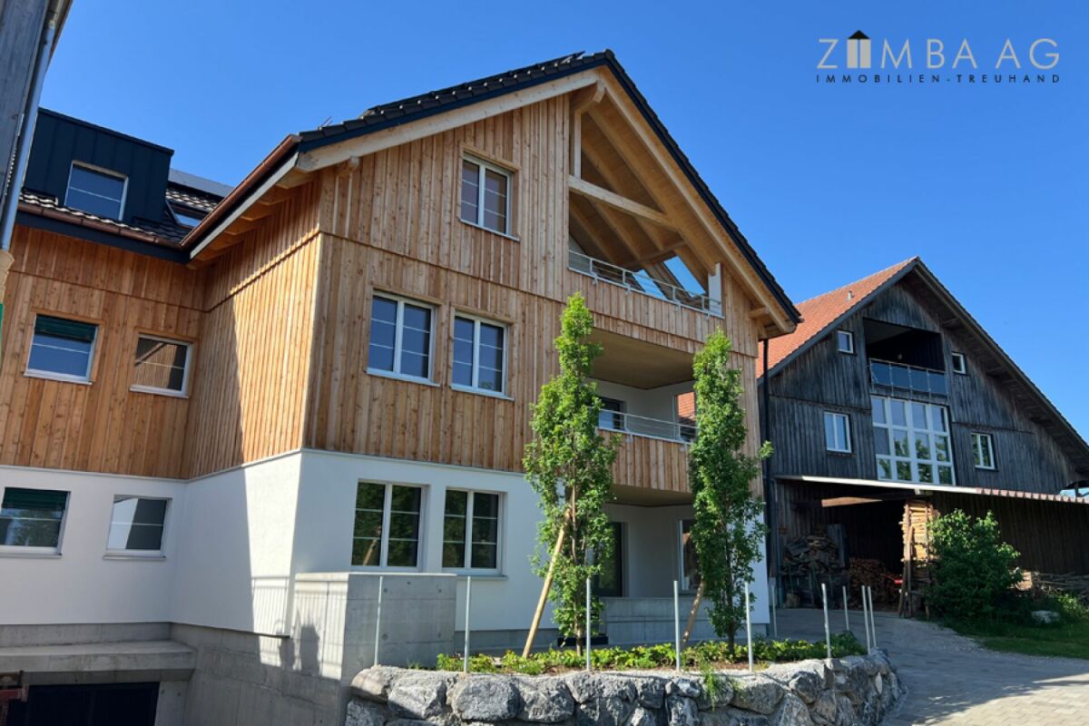 Auf dem Land, im neuen Dreifamilienhaus mit Lift
