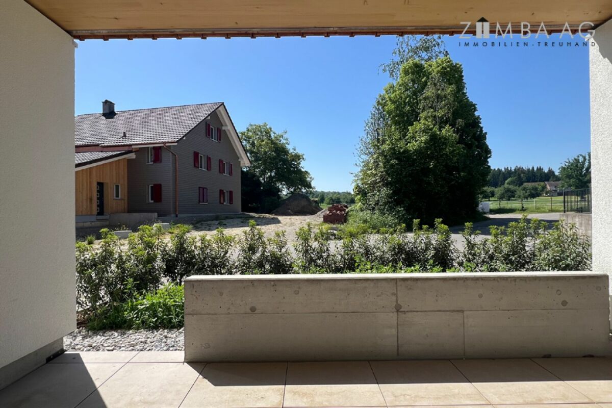 Auf dem Land, im neuen Dreifamilienhaus mit Lift
