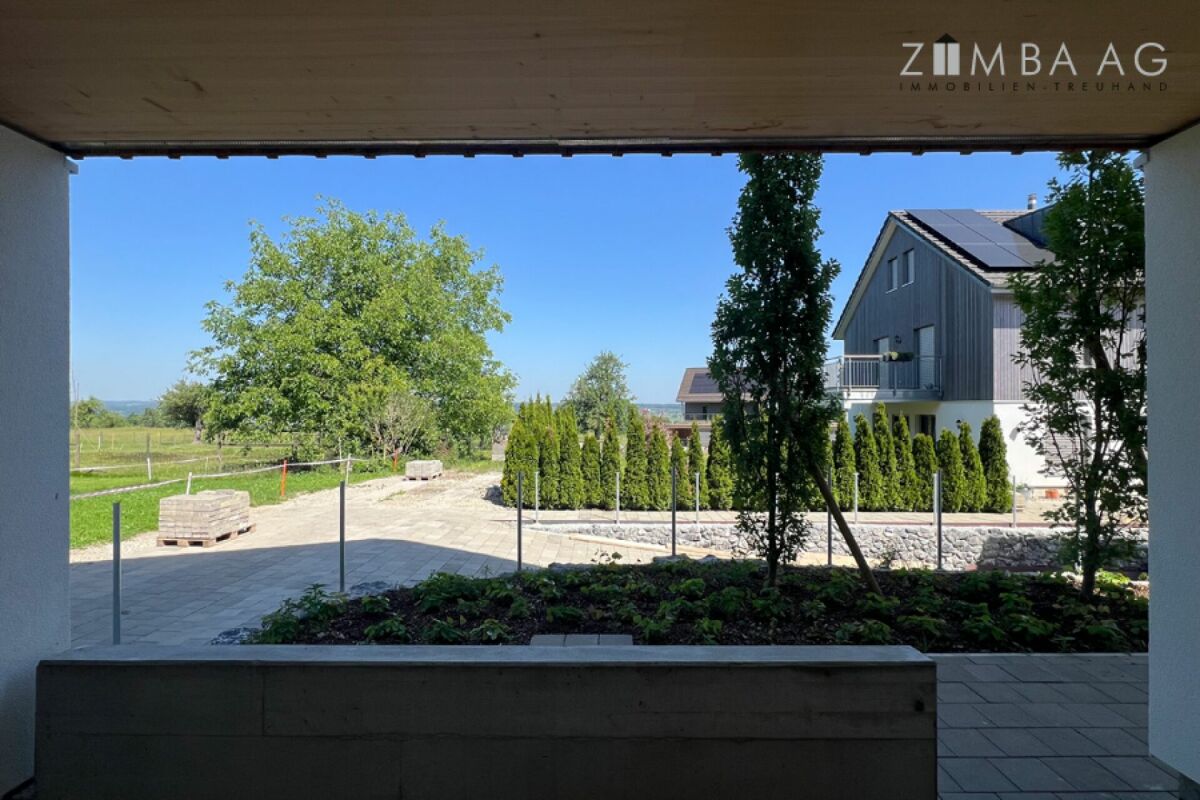 Auf dem Land, im neuen Dreifamilienhaus mit Lift