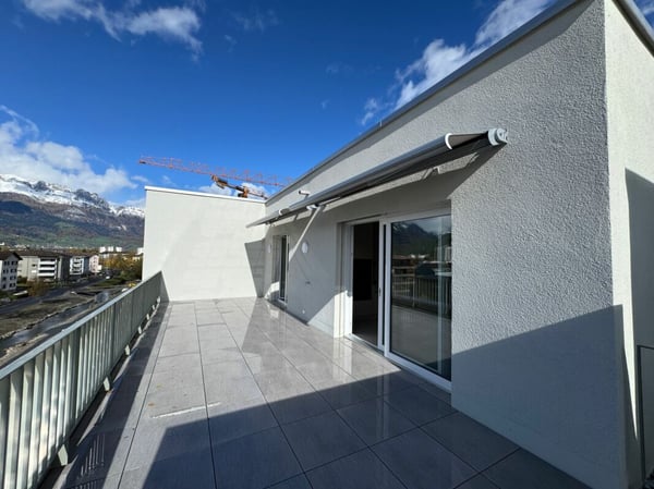 Erstvermietung: hochwertige 1.5-Zimmer-Attikawohnung mit Schloss- & Bergsicht 2