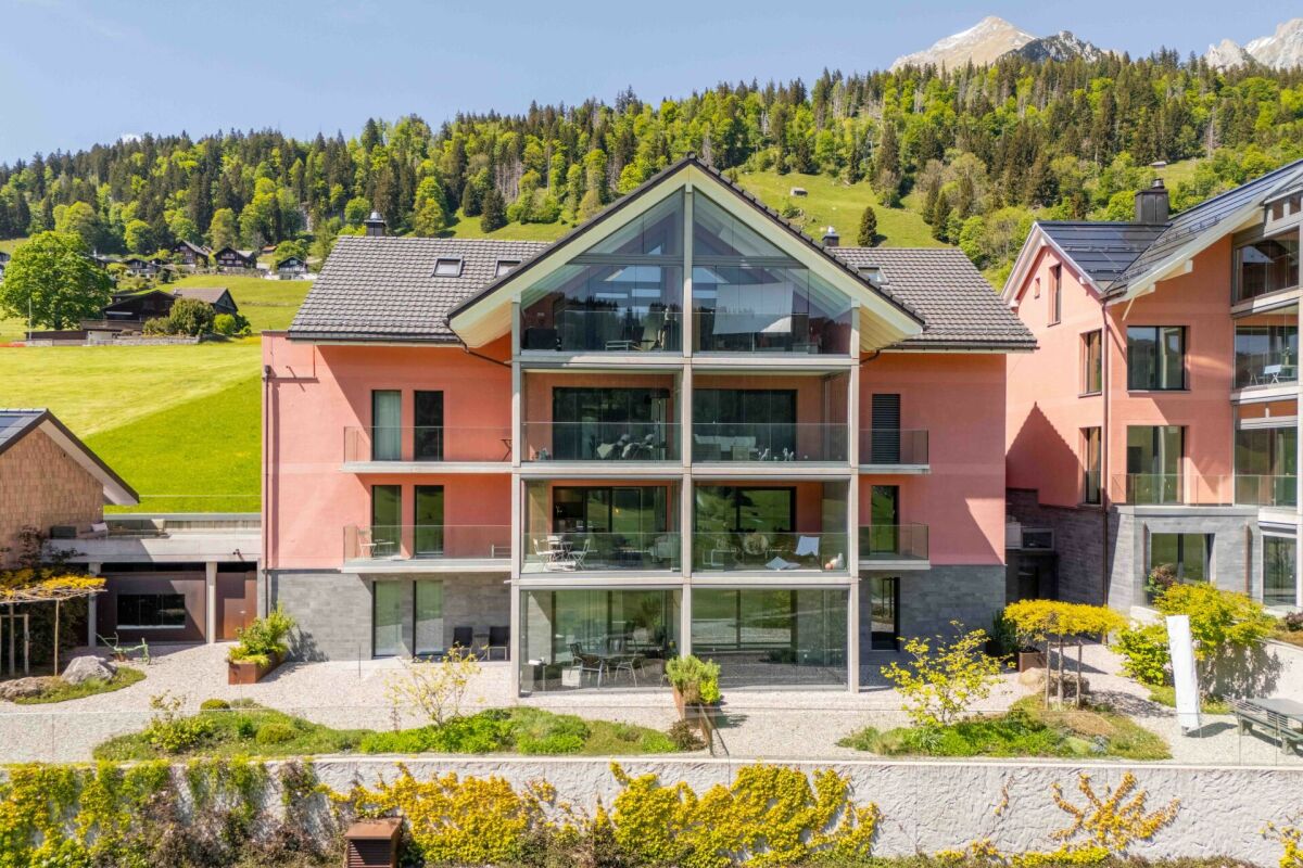 Wohnen mit Weitsicht - hochwertige 3.5-Zimmerwohnung (zweitwohnungstauglich) mit Balkon und Terrasse