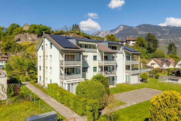Grosszügige 3.5-Zimmmerwohnung im Erdgeschoss mit Gartensitzplatz und Bergblick 1