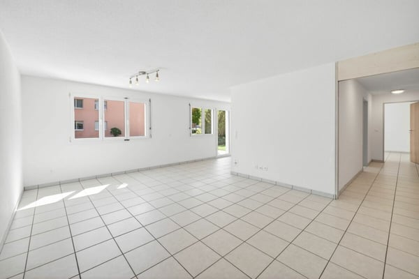 Grosszügige 3.5-Zimmmerwohnung im Erdgeschoss mit Gartensitzplatz und Bergblick 3