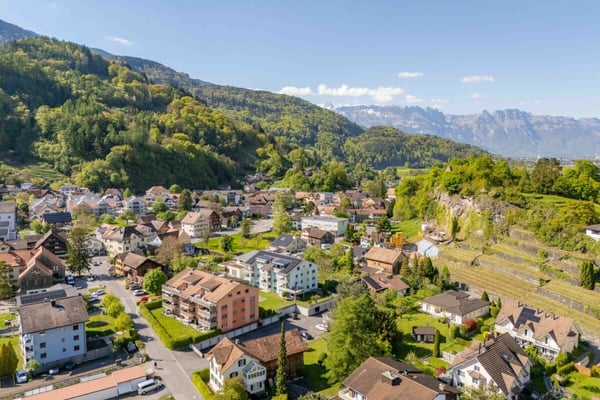 Grosszügige 3.5-Zimmmerwohnung im Erdgeschoss mit Gartensitzplatz und Bergblick 18