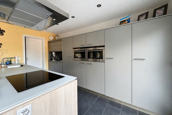 Attraktives 6.5 Zimmer-Doppeleinfamilienhaus mit Garten und Aussicht 3