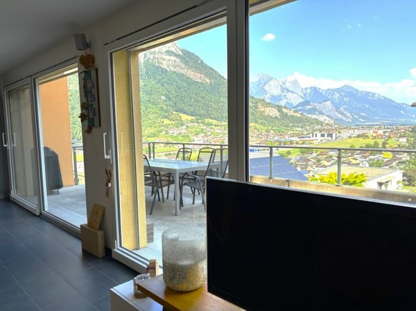 Attraktives 6.5 Zimmer-Doppeleinfamilienhaus mit Garten und Aussicht 9