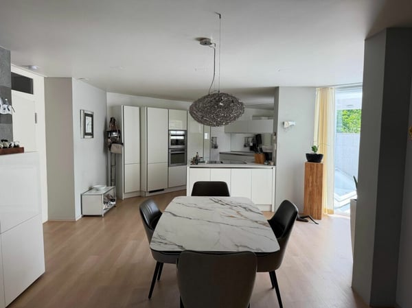 Hochwertige 2.5-Zimmerwohnung mit Terrasse und herrlichem Schlossblick 4