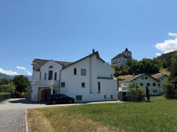 Hochwertige 2.5-Zimmerwohnung mit Terrasse und herrlichem Schlossblick 1