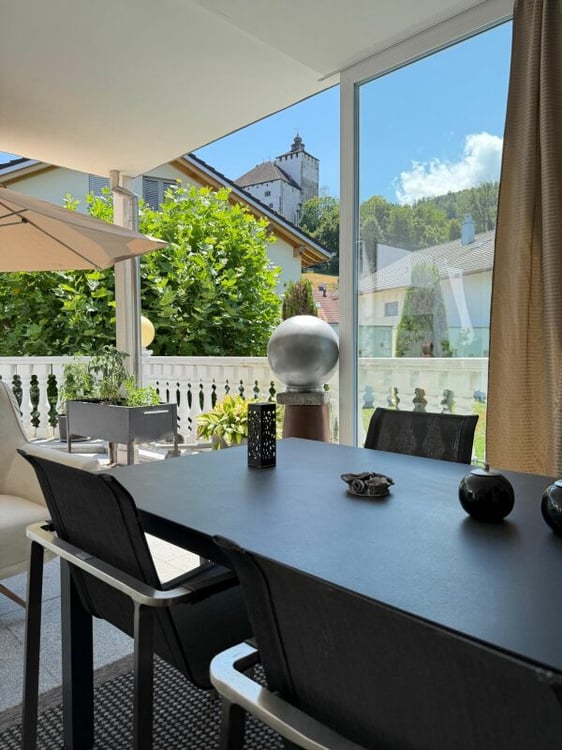 Hochwertige 2.5-Zimmerwohnung mit Terrasse und herrlichem Schlossblick 12